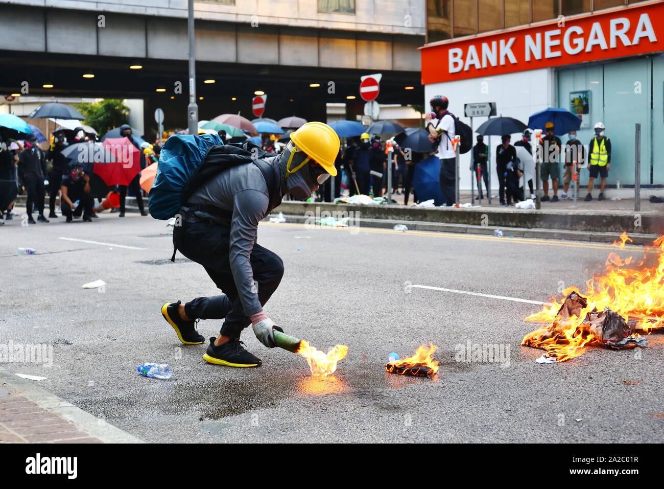 Hong Kong, Chine. 1er octobre 2019. Des milliers de manifestants pro-démocratie mars par plusieurs districts de Hong Kong à la 70e anniversaire de la Journée nationale de la Chine. La tour mars non autorisé en émeutes entre les manifestants et la police anti-émeute avec plus de 180 manifestants ont été arrêtés et plusieurs blessés. Banque D'Images