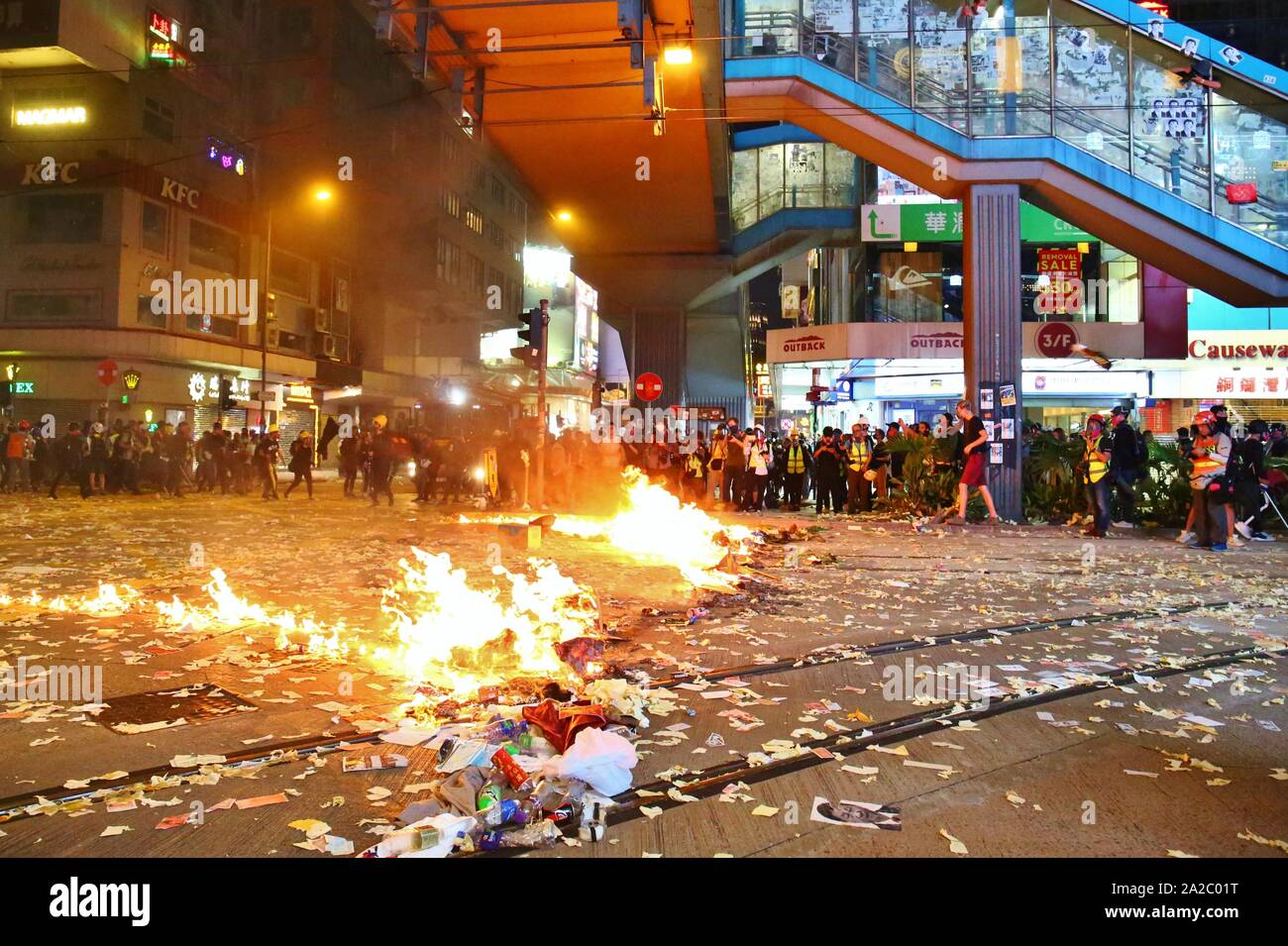 Hong Kong, Chine. 1er octobre 2019. Des milliers de manifestants pro-démocratie mars par plusieurs districts de Hong Kong à la 70e anniversaire de la Journée nationale de la Chine. La tour mars non autorisé en émeutes entre les manifestants et la police anti-émeute avec plus de 180 manifestants ont été arrêtés et plusieurs blessés. Banque D'Images