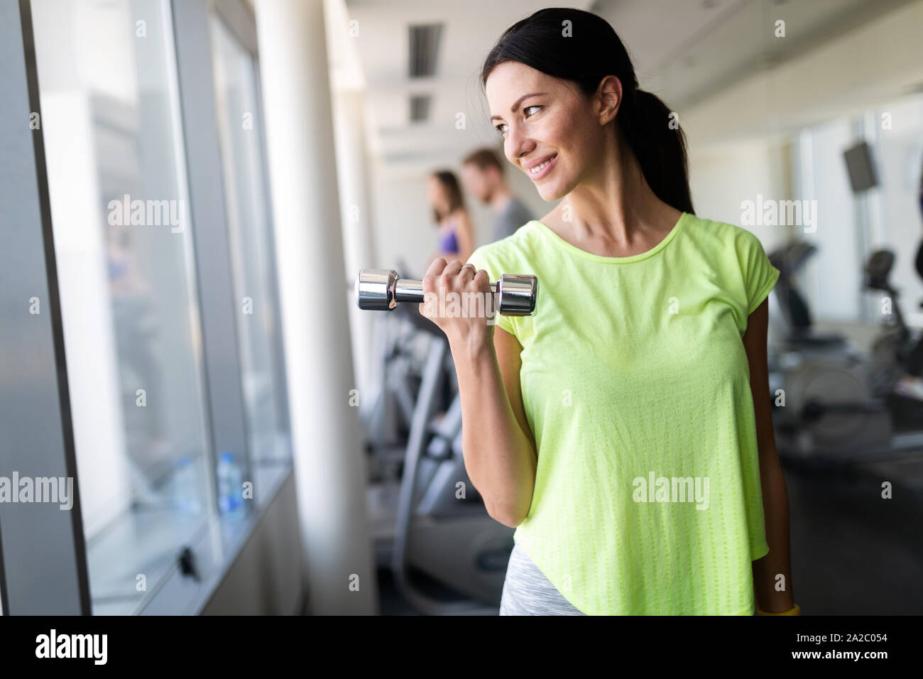 Portrait de femme sportive fit poids holding Banque D'Images