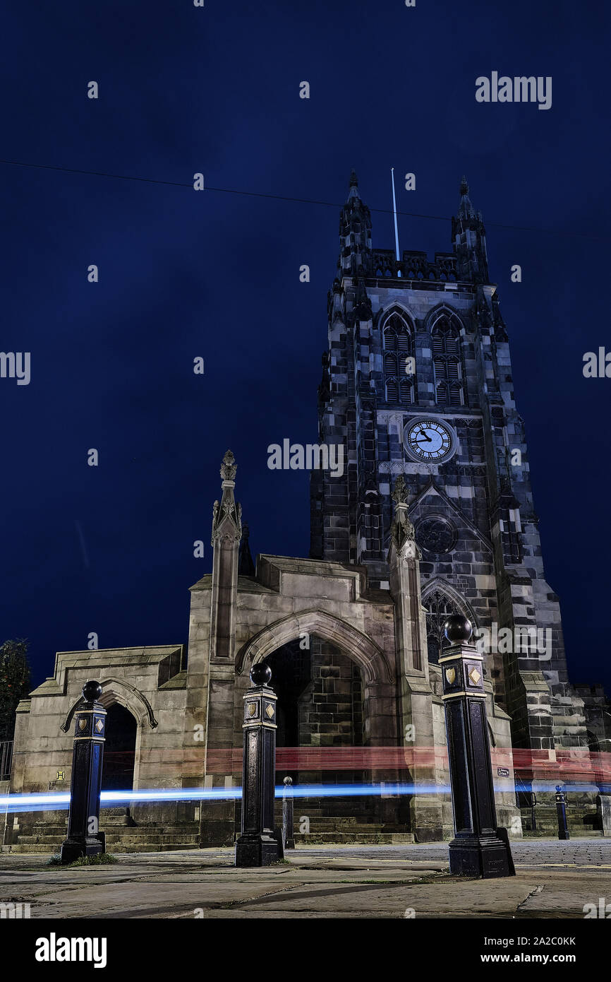 Nuit à l'église avec des pistes de voitures passant, Stockport, North West England Banque D'Images