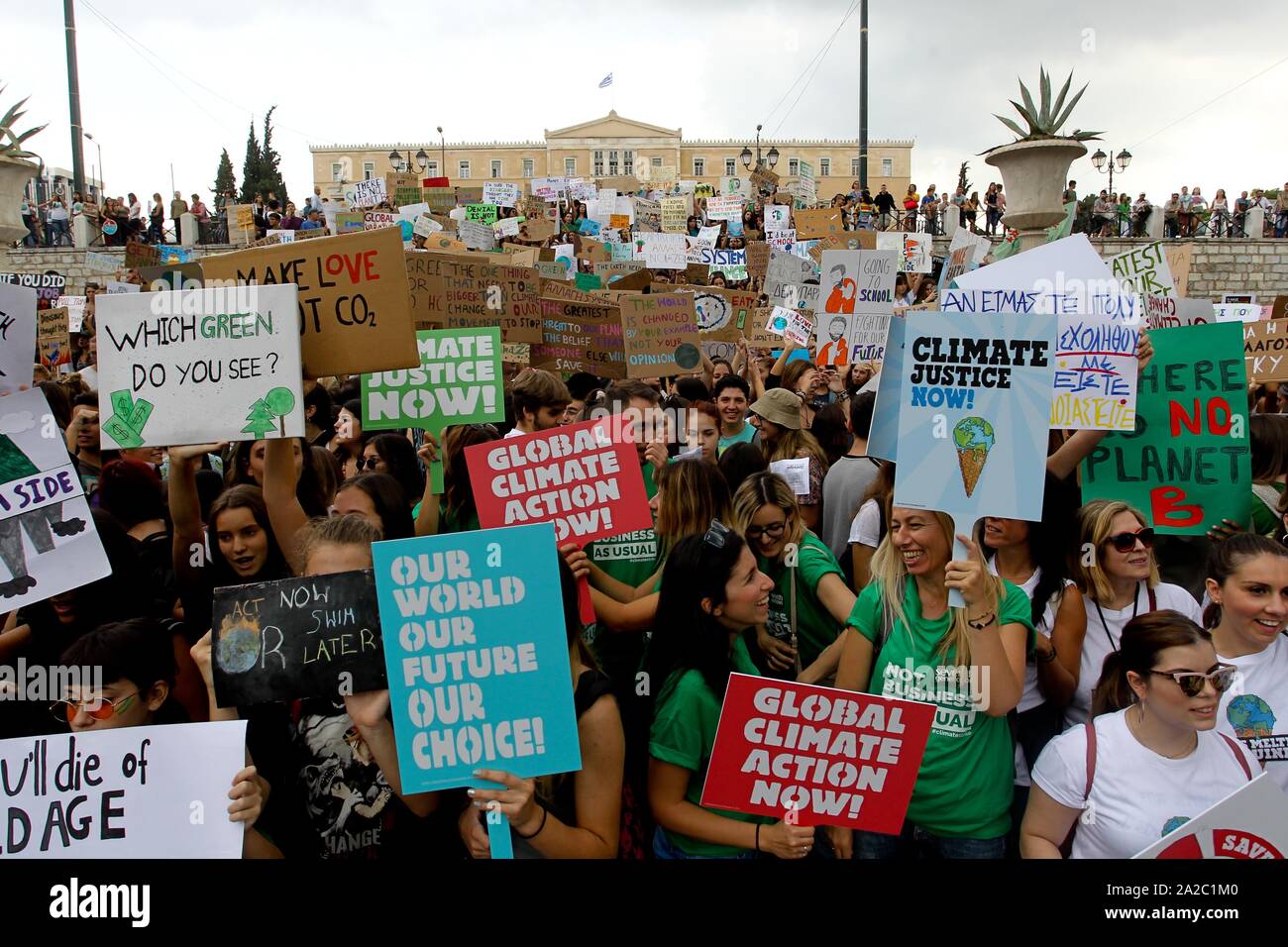 Les manifestants font preuve dans le centre d'Athènes. Les manifestants se sont rallyes le vendredi comme une journée de manifestations appelant à l'action mondiale contre le changement climatique a commencé à venir d'un sommet des Nations Unies à New York. Banque D'Images