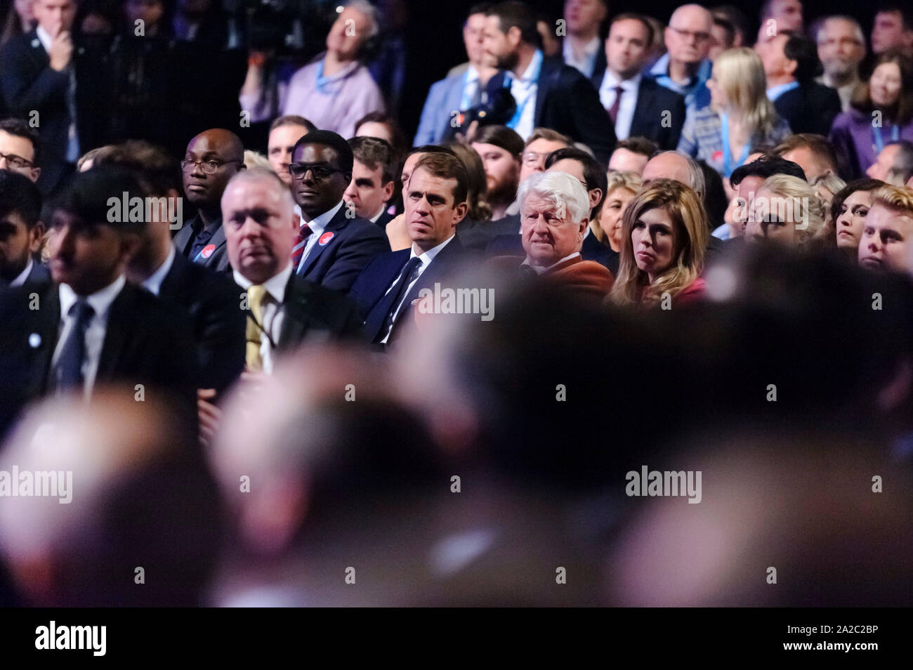 Manchester, UK. 2 octobre 2019. Stanley Johnson et Carrie Symonds regarder le premier ministre, le très honorable député, Boris Johnson livre son discours au jour 4 de la 2019 conférence du parti conservateur à Manchester Central. Crédit : Paul Warburton/Alamy Live News Banque D'Images