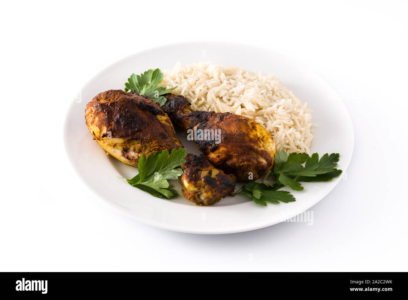 Poulet tandoori grillés avec du riz basmati dans la plaque, isolé sur fond blanc Banque D'Images