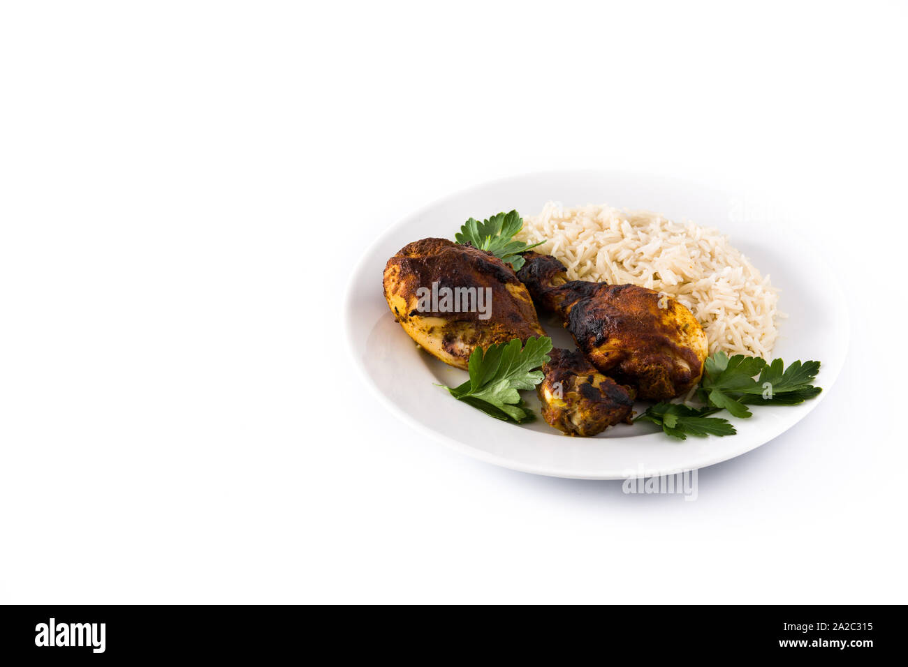 Poulet tandoori grillés avec du riz basmati dans la plaque, isolé sur fond blanc Banque D'Images