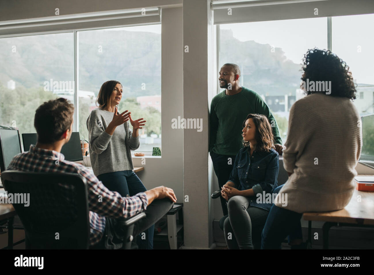 Les concepteurs de diverses discussions sur un projet lors d'une réunion de bureau Banque D'Images