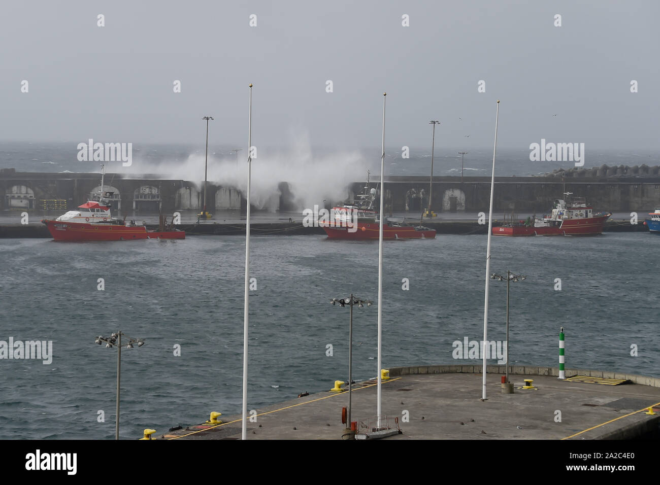 Ponta Delgada, Portugal. 09Th Oct, 2019. Ponta Delgada, Portugal 02.10.2019 : l'Ouragan Lorenzo - Portugal 2019 - 02.10.19 Le Herrican par Leonardo, le déversement de l'Atlantique les vagues sur une dizaine de mètres de haut mur du port dans le bassin du port de Ponta Delgada au Portugal. Utilisation dans le monde entier | Credit : dpa/Alamy Live News Banque D'Images