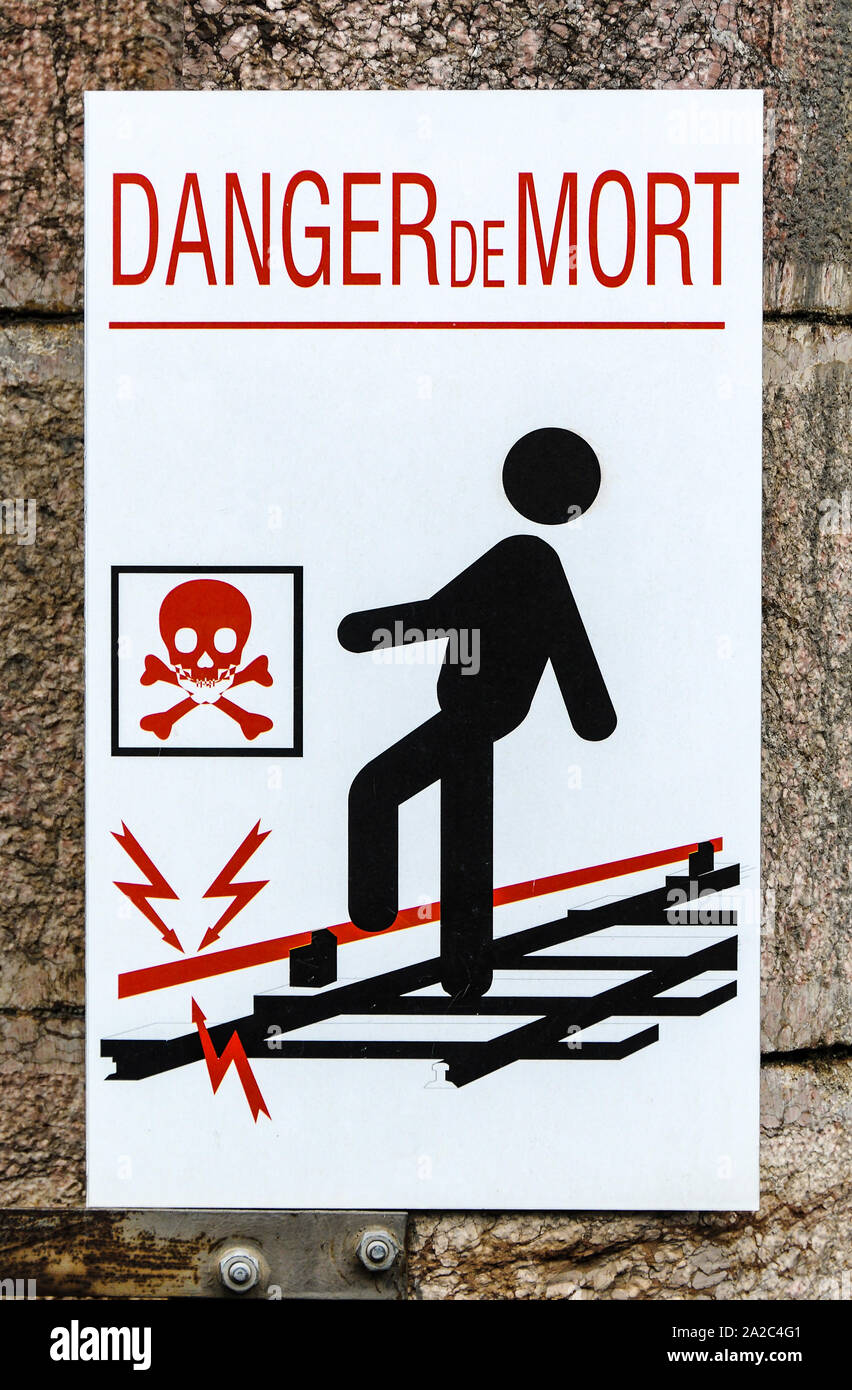 Danger de mort, de trains électriques ou les voies de chemin de fer française, signe de danger warning sign Banque D'Images