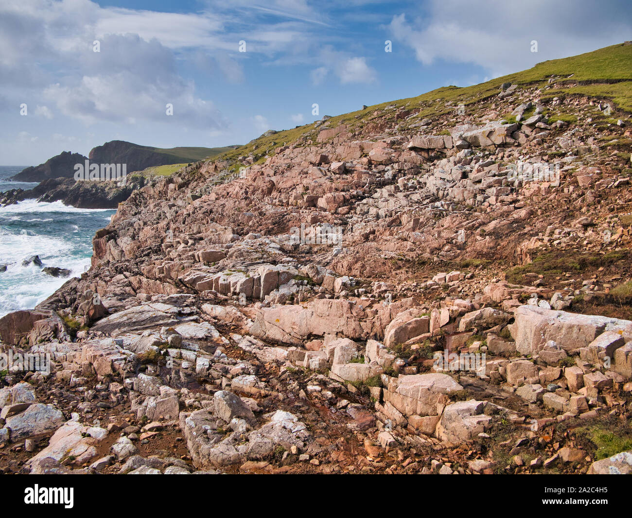 Parmi les débris de roches érodées côtières, près de Culswick sur Mainland, Shetland, UK Banque D'Images