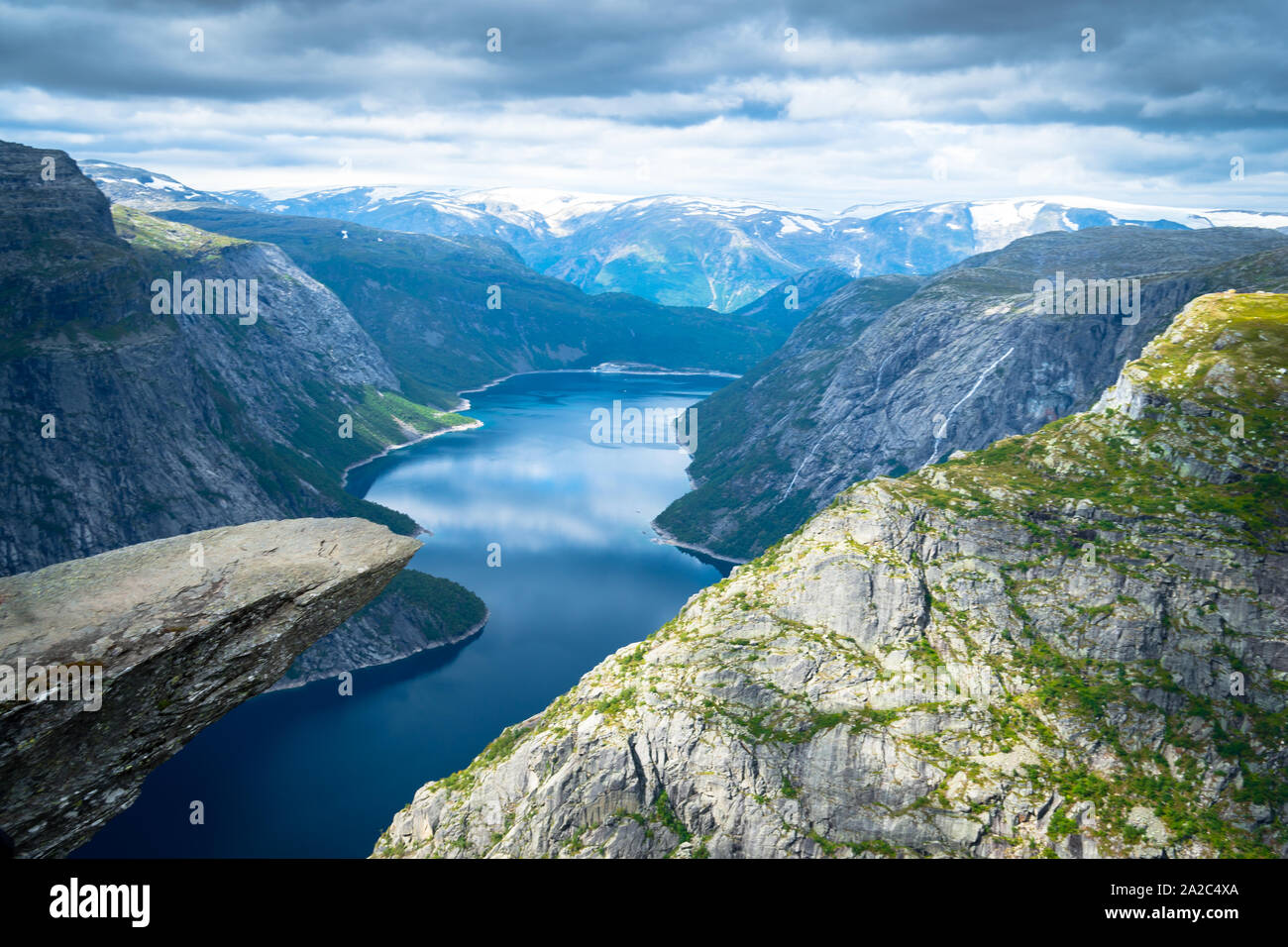 Trolltunga en Norvège et le lac de montagne falaises fiord Banque D'Images