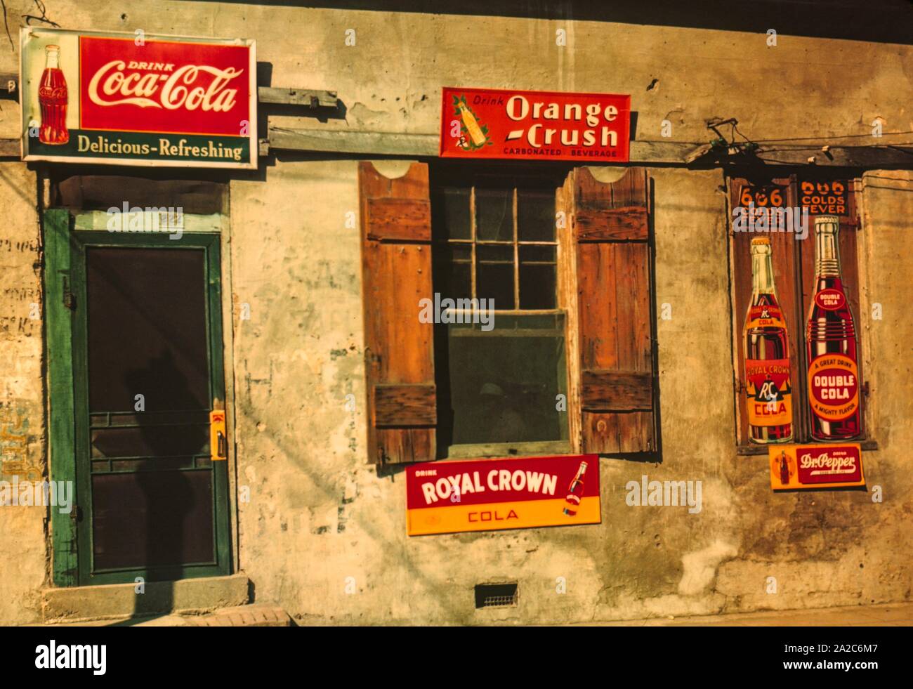 Façade détériorée d'un magasin ou d'un café avec des enseignes publicitaires Coca-Cola, Orange-Crush, Royal Crown Cola, RC Cola, Double Cola, et Dr Pepper, photographiée à Natchez, Mississippi, août 1940. Avec La Permission De La Bibliothèque Du Congrès. () Banque D'Images