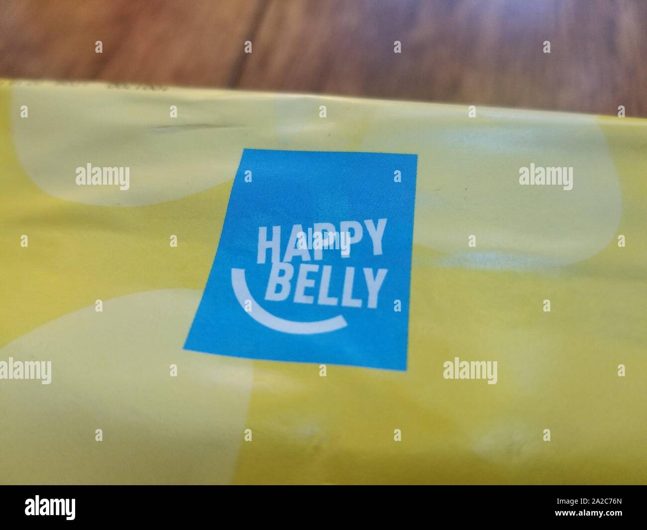 Gros plan sur le logo Happy Belly, une marque de produits alimentaires de marque privée créée par Amazon, vendant des produits alimentaires de base sur la plate-forme Amazon Fresh, 19 juillet 2019. () Banque D'Images