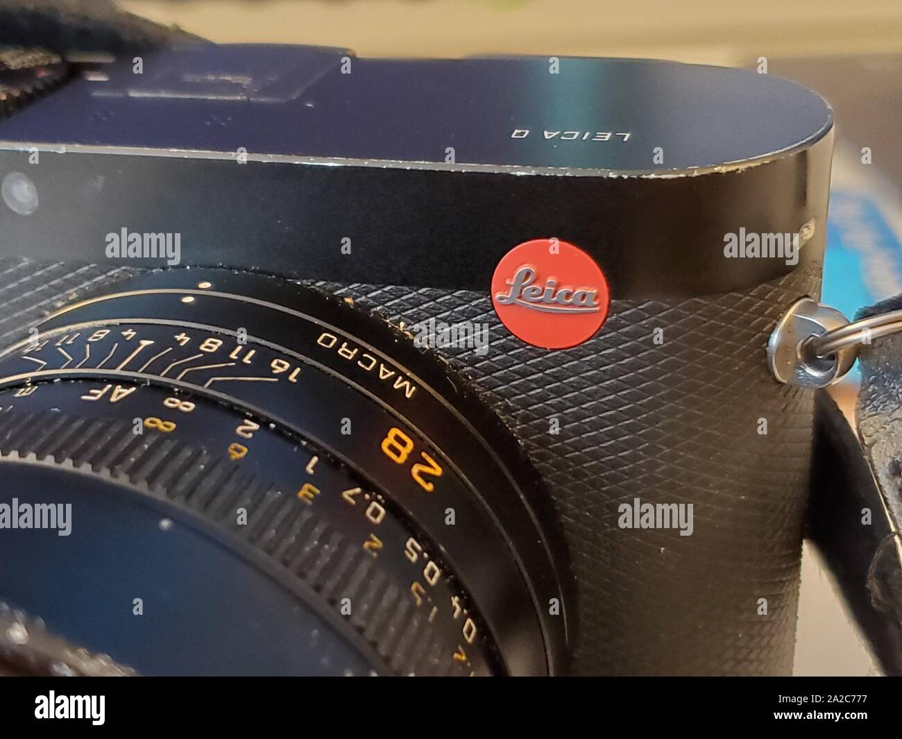 Gros plan de l'appareil photo numérique professionnel Leica Q, avec le logo emblématique Leica Red dot visible, San Ramon, Californie, 27 août 2019. () Banque D'Images