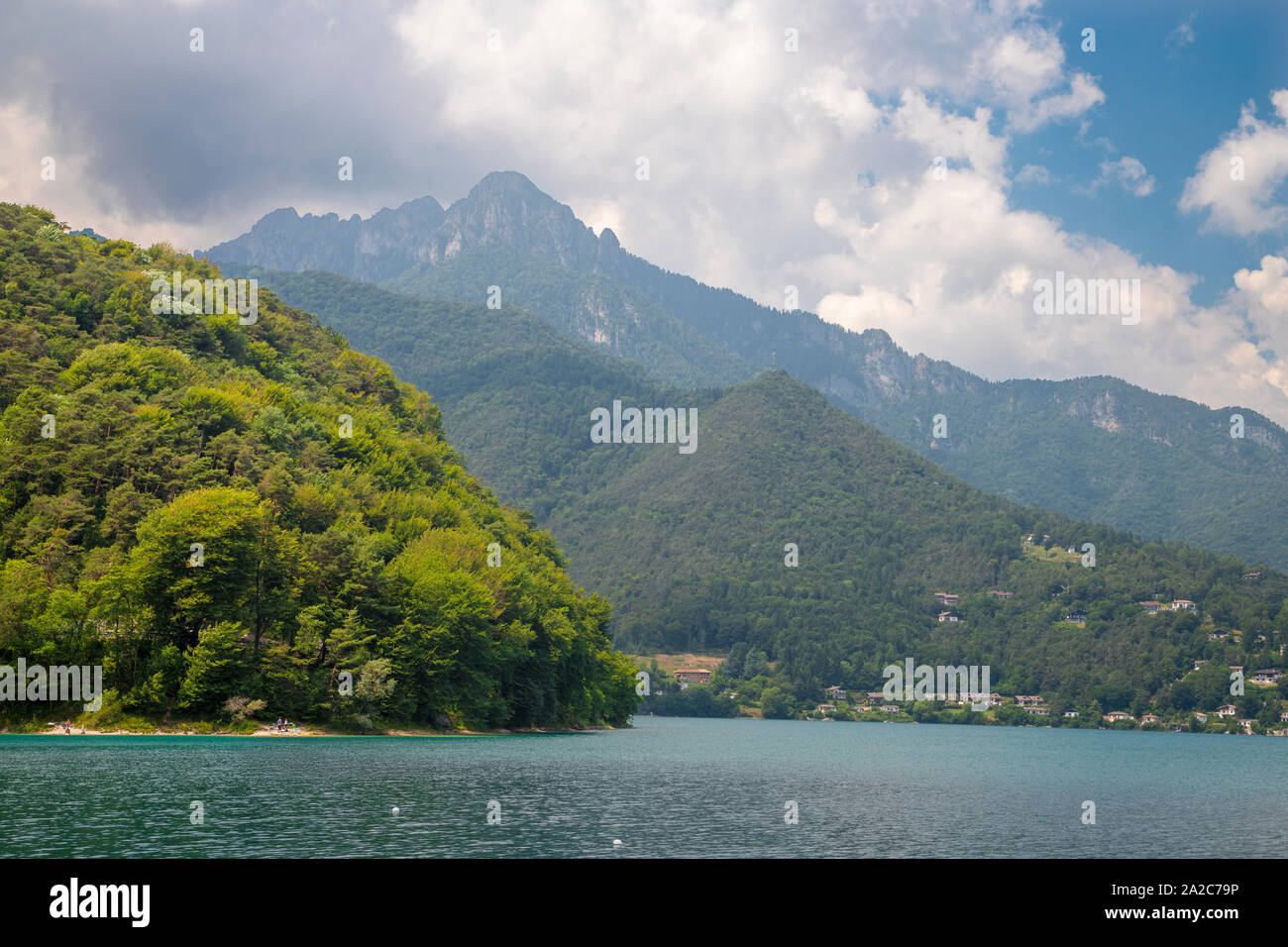 Le lac Lago di Ledro parmi les Alpes du Trentin dans le district. Banque D'Images