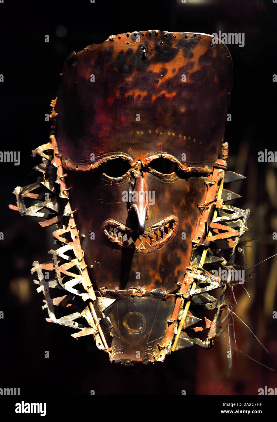 Masque de deuil - Australie - Queensland (Etat) - Torres (Detroit) Culture : L'EUROPE - 19e siècle Mabuiag (Matériaux et techniques : écaille, fibres végétales, bois, plumes de casoar, résine, pigment rouge.) Banque D'Images