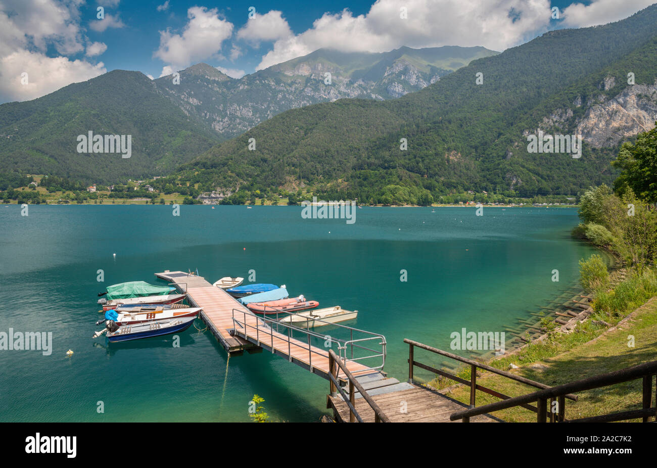 Le lac Lago di Ledro parmi les Alpes du Trentin dans le district. Banque D'Images