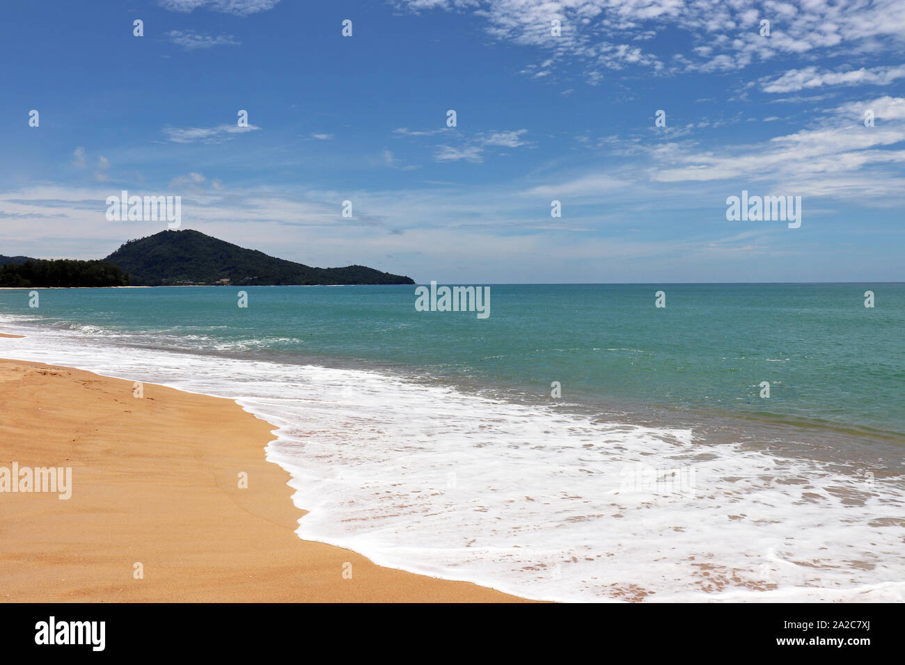 La plage de sable tropicale, vue panoramique de la côte de la mer vide avec du sable jaune, vert forêt et montagnes. Seascape pittoresque avec ciel bleu et nuages blancs Banque D'Images