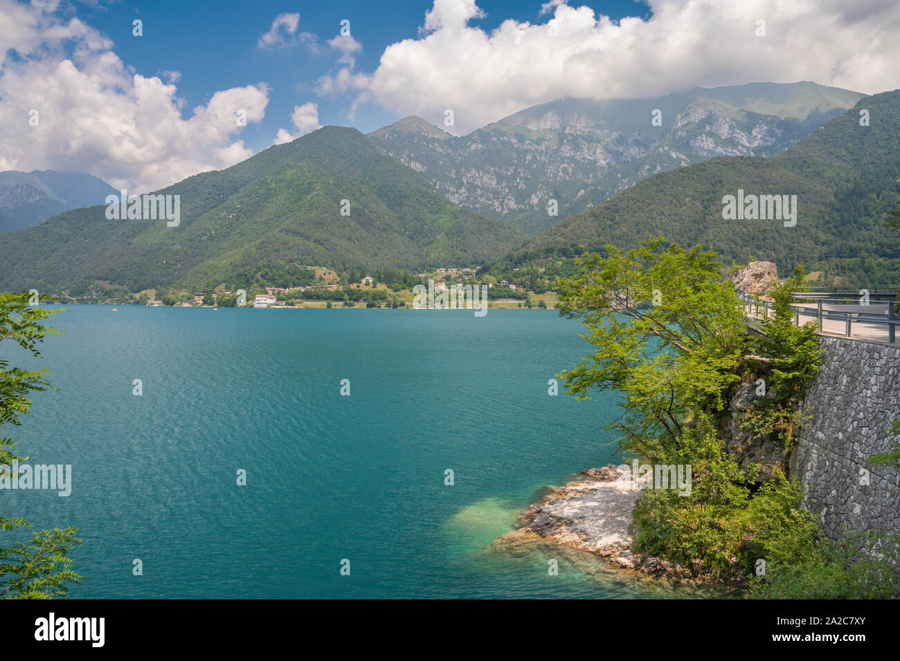 Le lac Lago di Ledro parmi les Alpes du Trentin dans le district. Banque D'Images