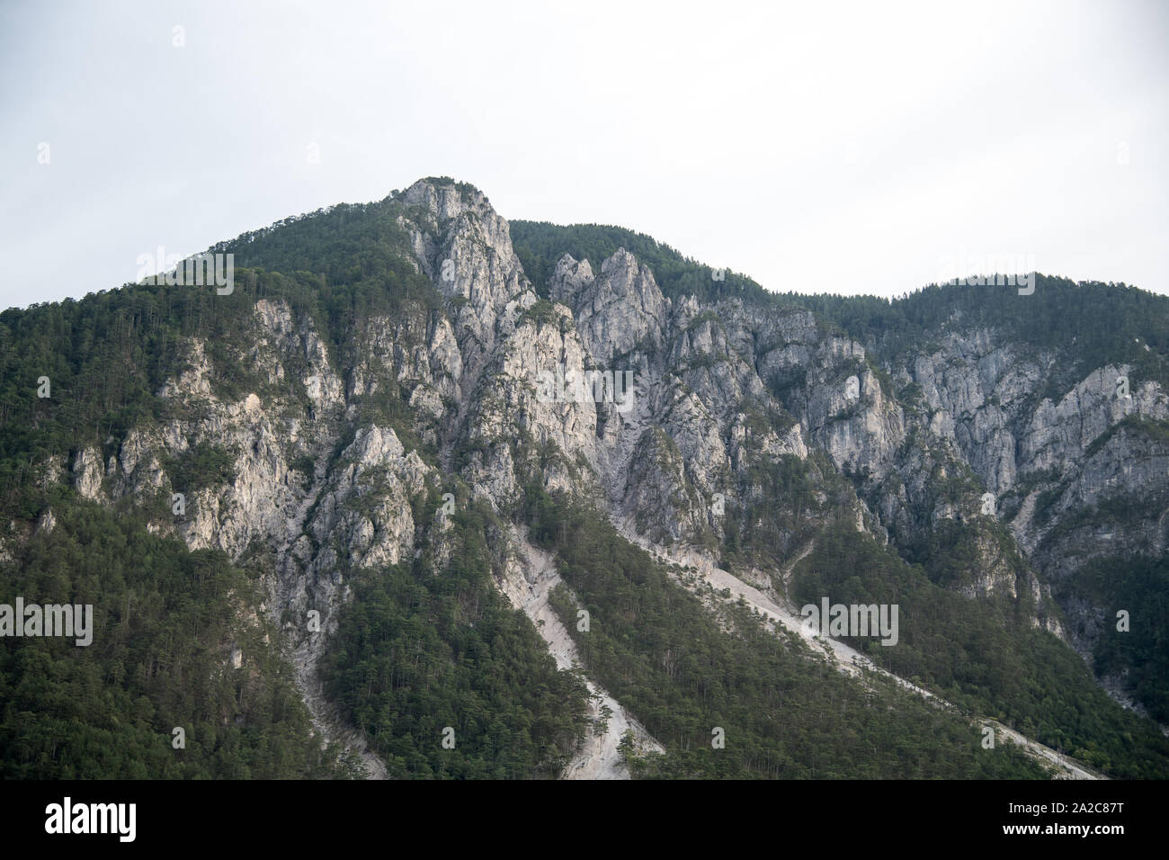 Alpes Carniques vu de l'Autostrada Alpe-Adria A23 dans la région de Frioul-Vénétie julienne, en Italie. 17 août 2019 © Wojciech Strozyk / Alamy Stock Photo Banque D'Images