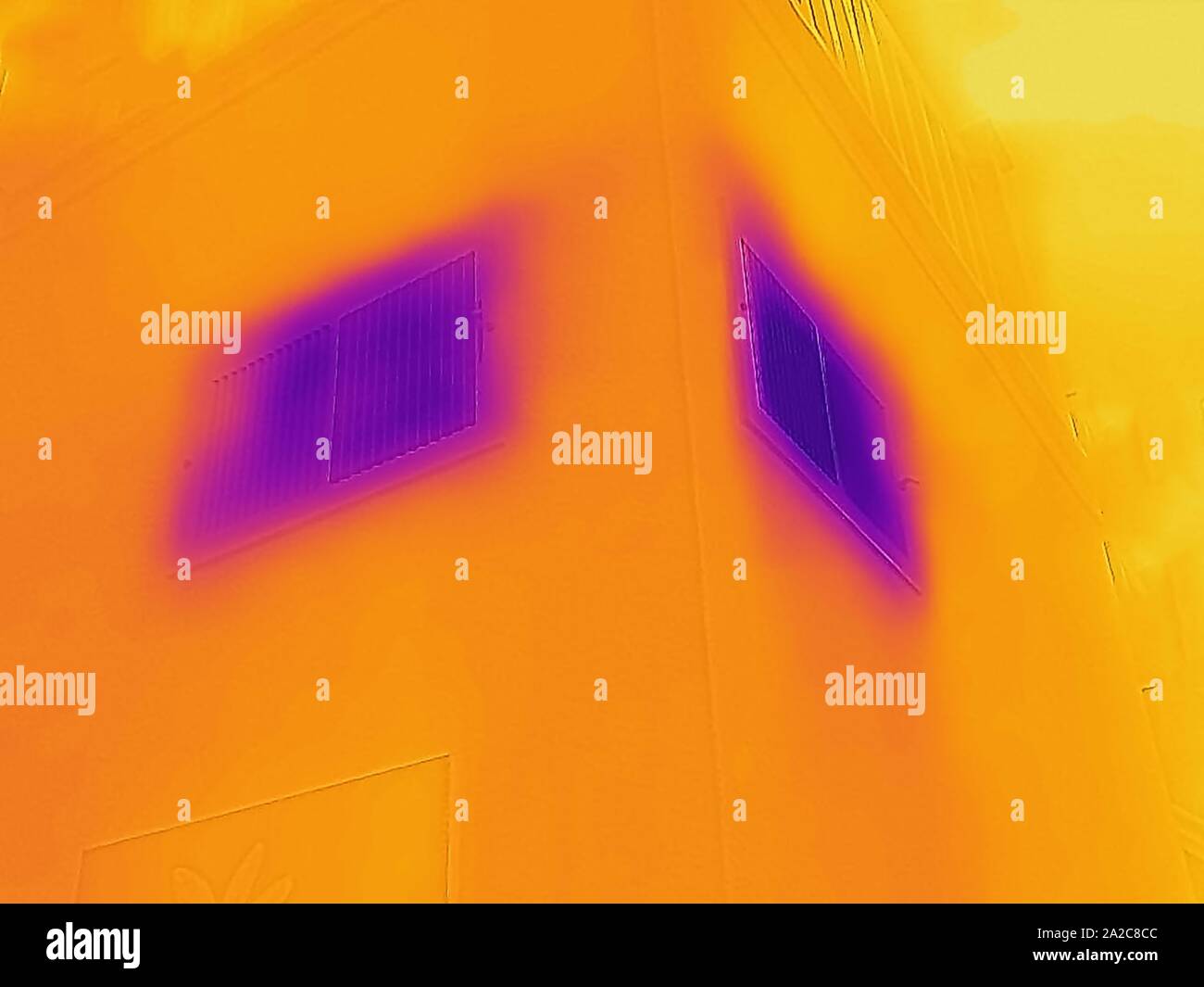 Image thermographique de caméra thermique, avec zones lumineuses correspondant à des températures plus élevées, montrant de l'air froid produit par l'unité de climatisation HVAC domestique, à deux aérations ou registres de climatisation dans une salle domestique, San Ramon, Californie, 2 septembre 2019. () Banque D'Images