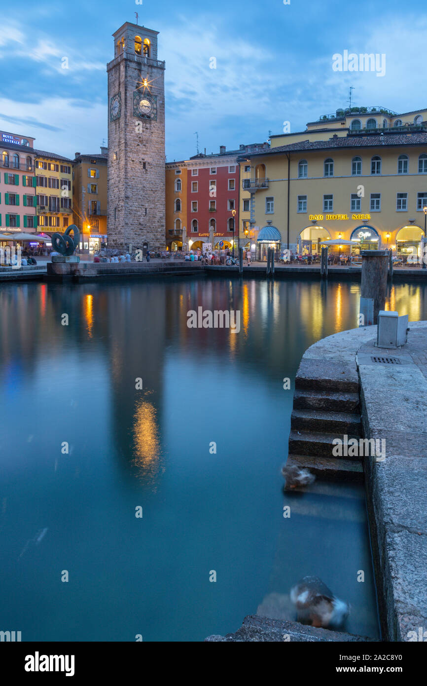 RIVA DEL GARDA, ITALIE - juin 6, 2019 : La ville de sud, avec les Alpes en arrière-plan. Banque D'Images
