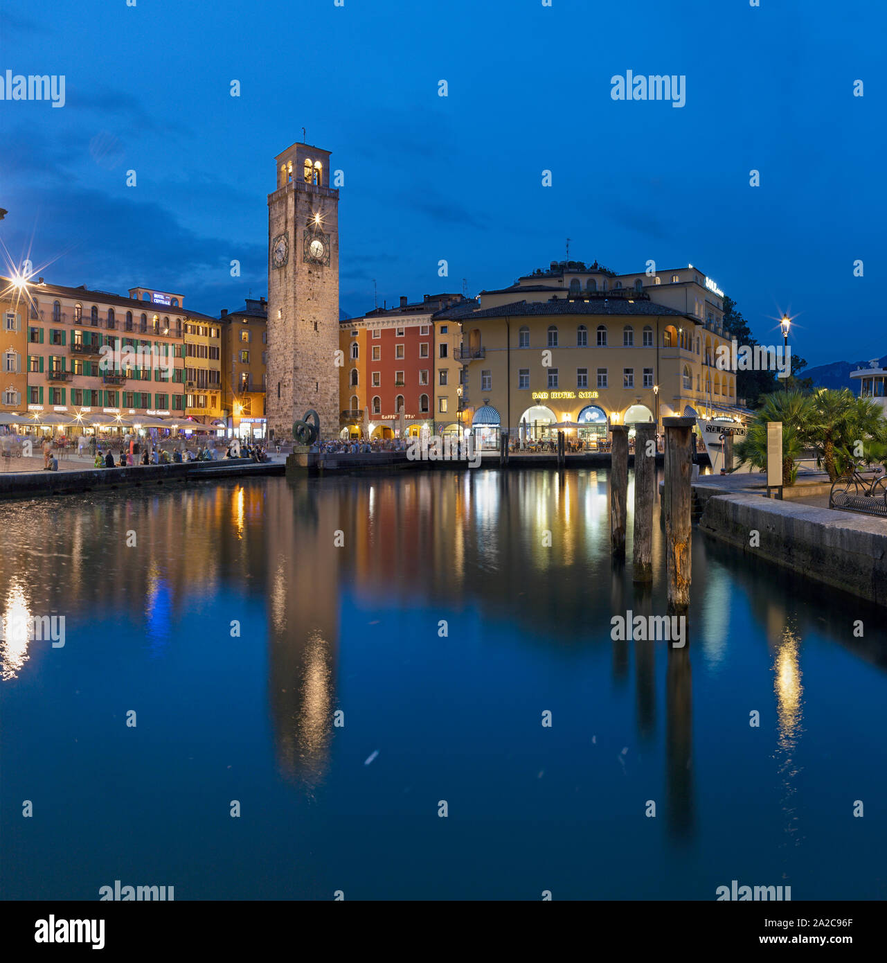 RIVA DEL GARDA, ITALIE - juin 6, 2019 : La ville de sud, avec les Alpes en arrière-plan. Banque D'Images