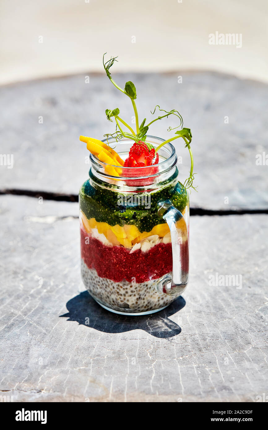 De délicieux fruits sains et les graines en couches dans un pot Mason Banque D'Images