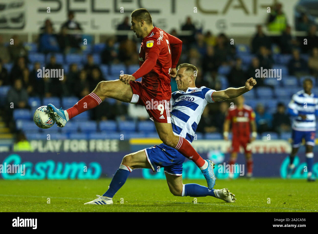 1er octobre 2019, Madejski Stadium, la lecture, l'Angleterre ; Sky Bet Championship, Fulham v Lecture:Aleksandar Mitrovic (9) des cotes Fulham pour le rendre 0-2 Crédit : Matt O'Connor/News Images Banque D'Images