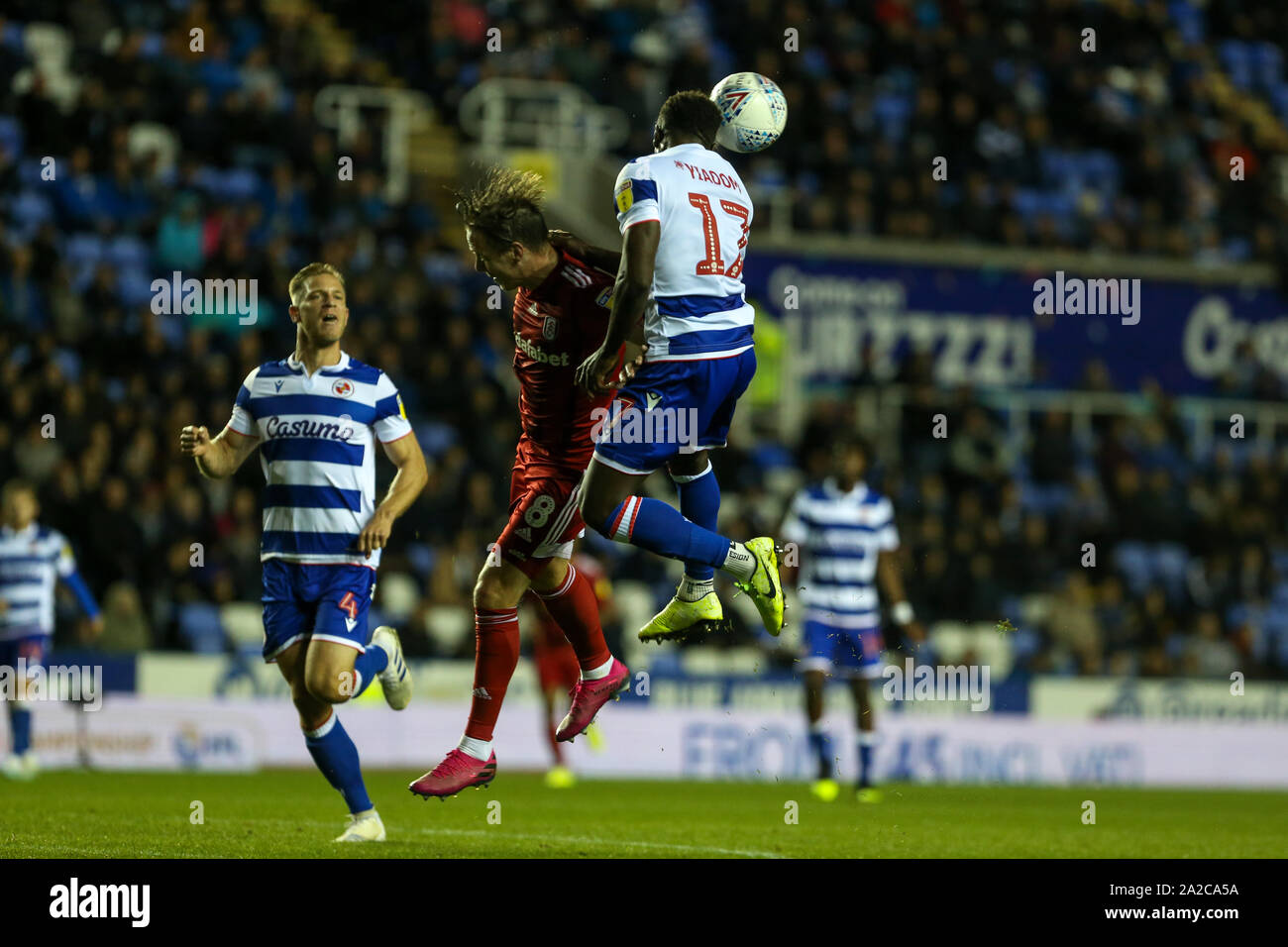 1er octobre 2019, Madejski Stadium, la lecture, l'Angleterre ; Sky Bet Championship, Fulham v Lecture:Andy Yiadom (17) de la lecture saute haut pour gagner la balle Crédit : Matt O'Connor/News Images Banque D'Images