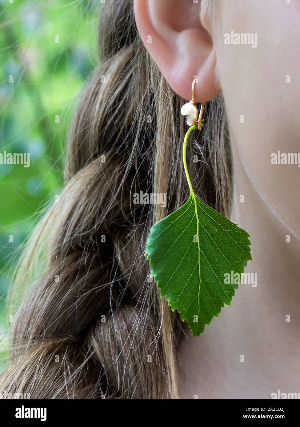 Feuilles de bouleau sous la forme d'une boucle d'oreille sur l'oreille d'une  fille slave avec une faux Photo Stock - Alamy