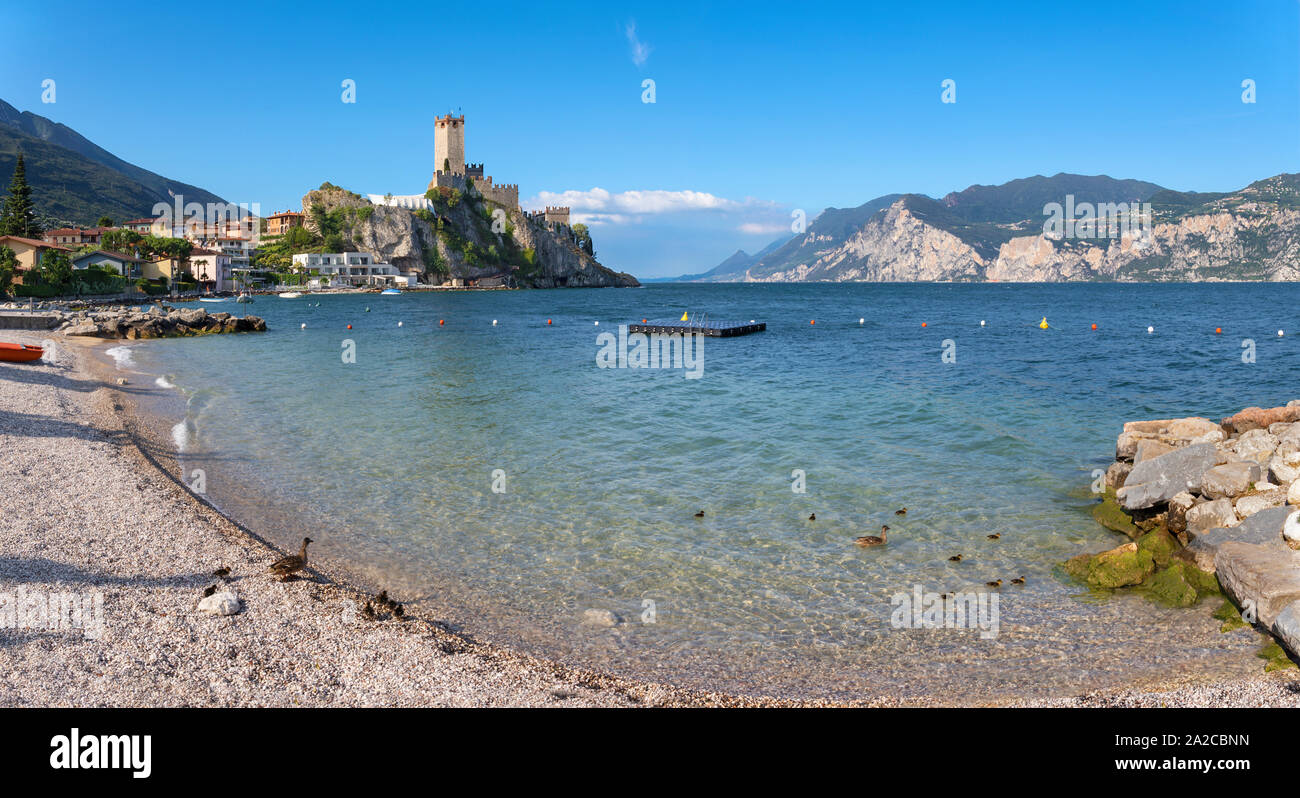 Malcesine - La plage de Lago di Garda Lake avec la ville et le château en arrière-plan. Banque D'Images