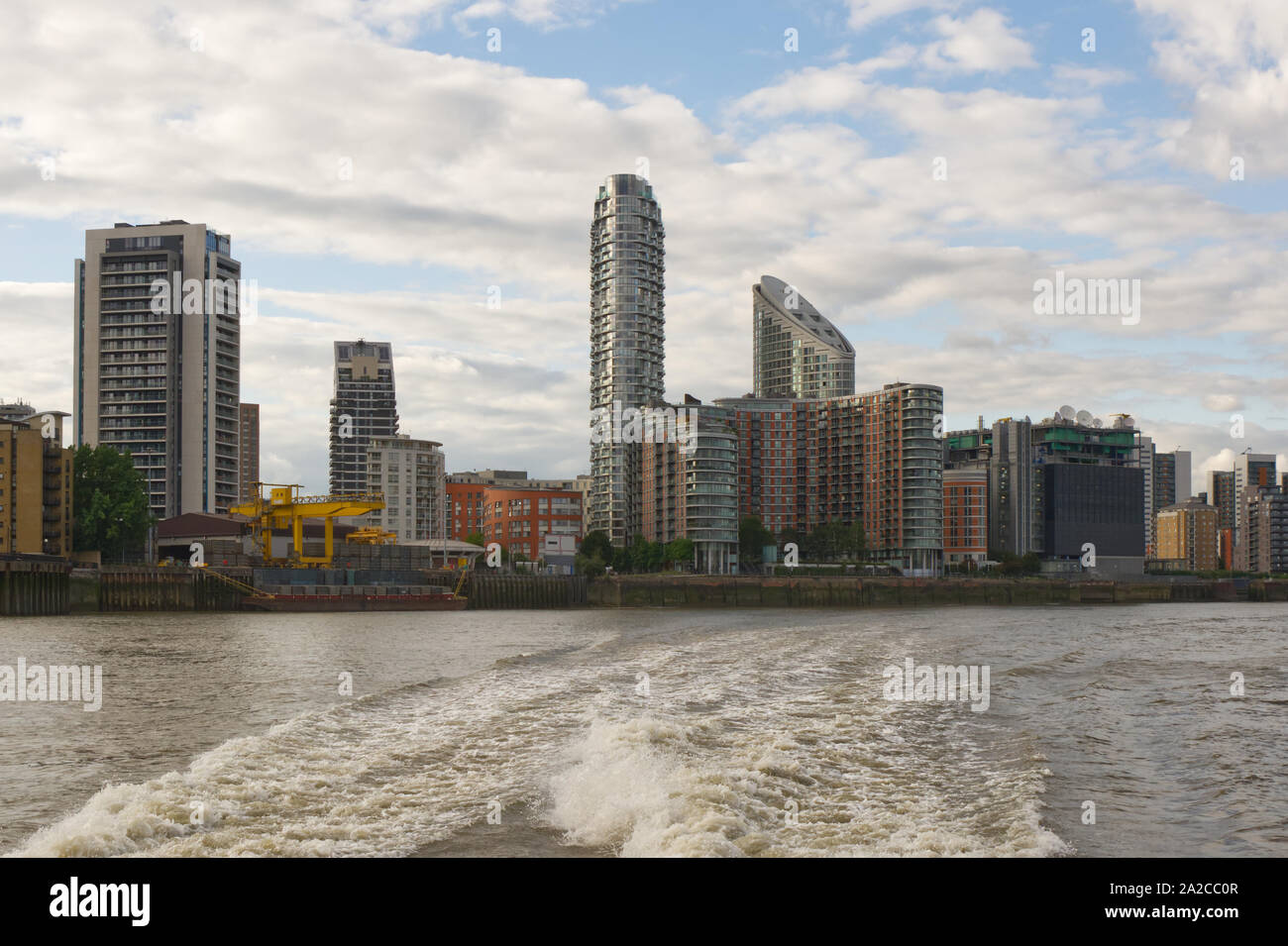 Londres, Angleterre - 1 juillet 2019 : Docklands dans l'East End de Londres, les bâtiments modernes vu de Tamise Banque D'Images