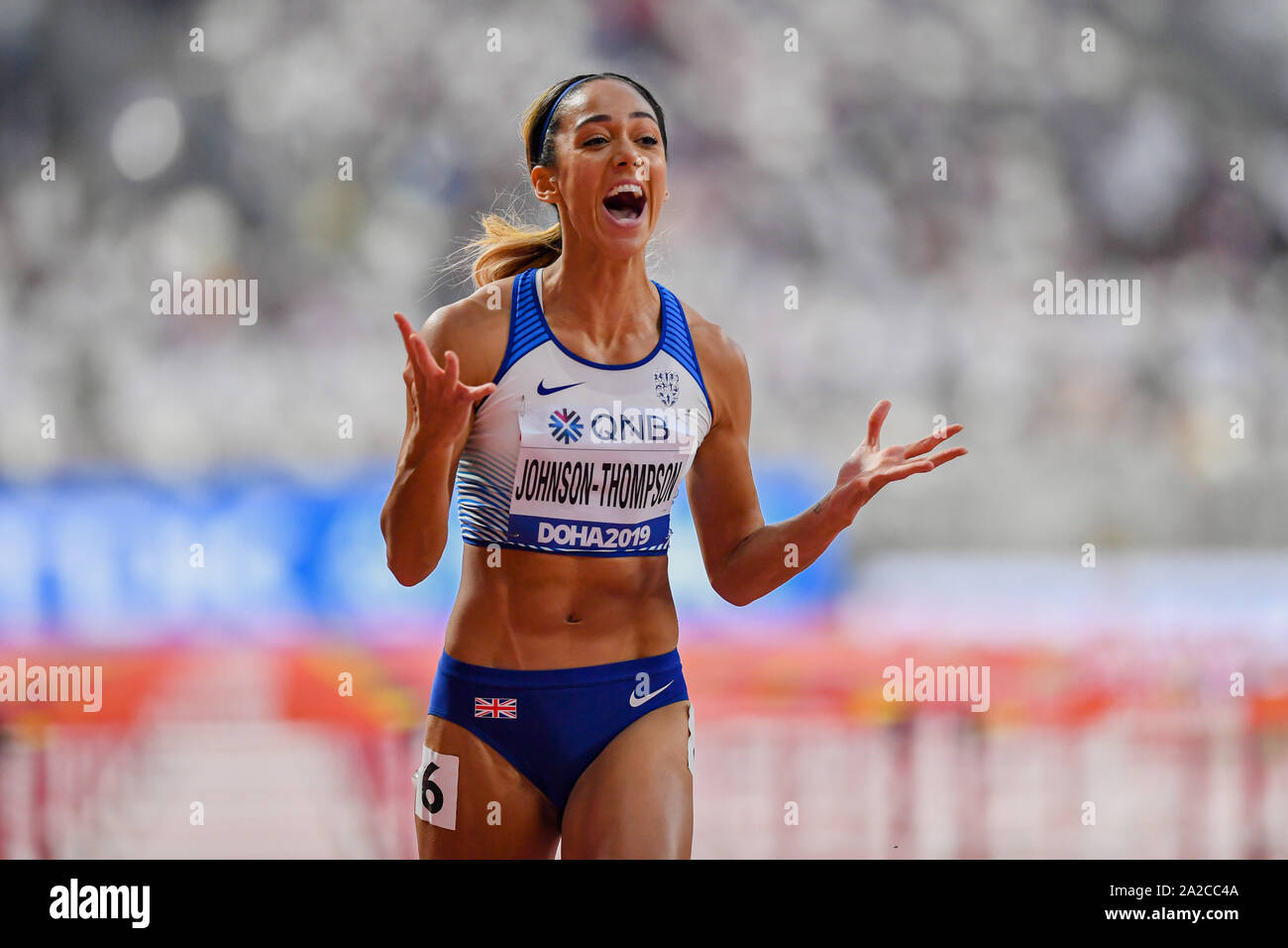 DOHA, QATAR. 02 Oct, 2019. Katarina Johnson-Thompson célèbre après avoir qualifié pour en 100m haies Femmes - Heptathlon - chauffe pendant jour 6 de l'IAAF World Athletics Championships - 2019 de Doha à Khalifa International Stadium le mercredi, Octobre 02, 2019 À DOHA, QATAR. Credit : Taka G Wu/Alamy Live News Banque D'Images