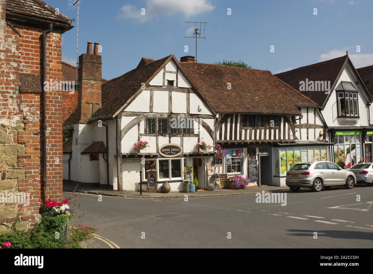 Guildford, Angleterre - 2 août 2019 : à colombages blanchies à la chaux et tuiles Cottage at Shere à Surrey. Banque D'Images