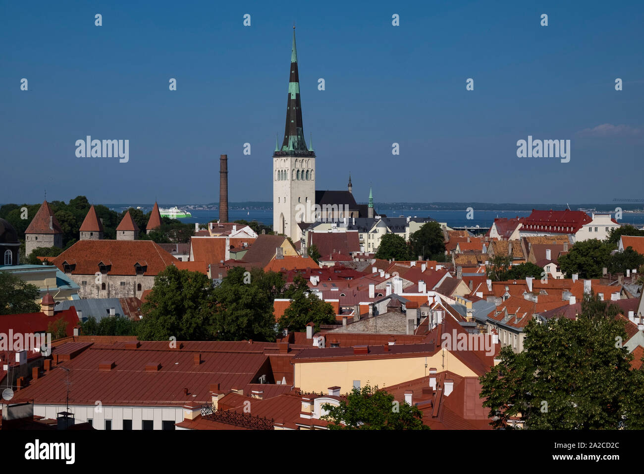Vue panoramique de l'église St Olav et toits environnants de la vieille ville de Tallinn, Estonie Banque D'Images
