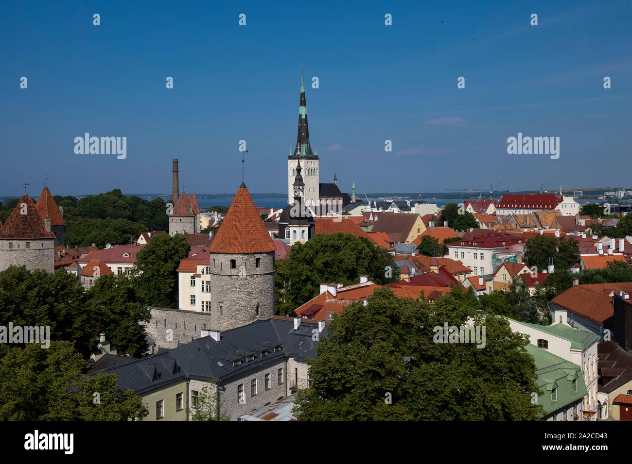 Vue panoramique de l'église de saint Olaf et les toits de la vieille ville de Tallinn, Estonie Banque D'Images