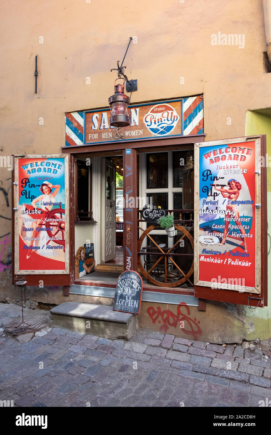 Boutique de coiffeur dans la vieille partie de Tallinn, Estonie Banque D'Images
