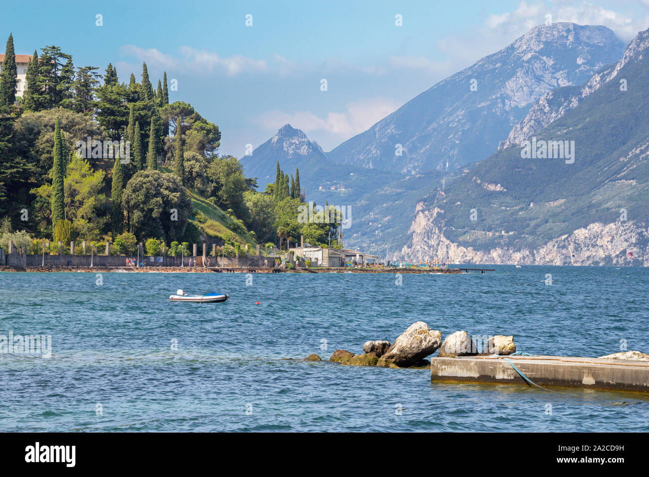 Le Lago di Garda Lake de la promenade de Malcesine. Banque D'Images