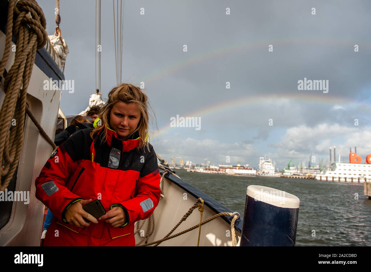 Amsterdam, Pays-Bas. 09Th Oct, 2019. L'une des promenades d'activistes sur le bateau.du quai NDSM à Amsterdam, 36 activistes du climat sont départ pour aller à la Conférence des Nations Unies sur le climat à Santiago, Chili. Entre eux, il n'y a Anuna de Weber, qui est l'organisateur de la grève du climat en Belgique et d'Adélaïde Charlier, coordonnateur d'expression française pour le programme Jeunesse pour l'climat" le mouvement. Ils seront pour la voile autour de 7 semaines à Rio de Janeiro, et de là, ils se rendront en bus. Credit : SOPA/Alamy Images Limited Live News Banque D'Images