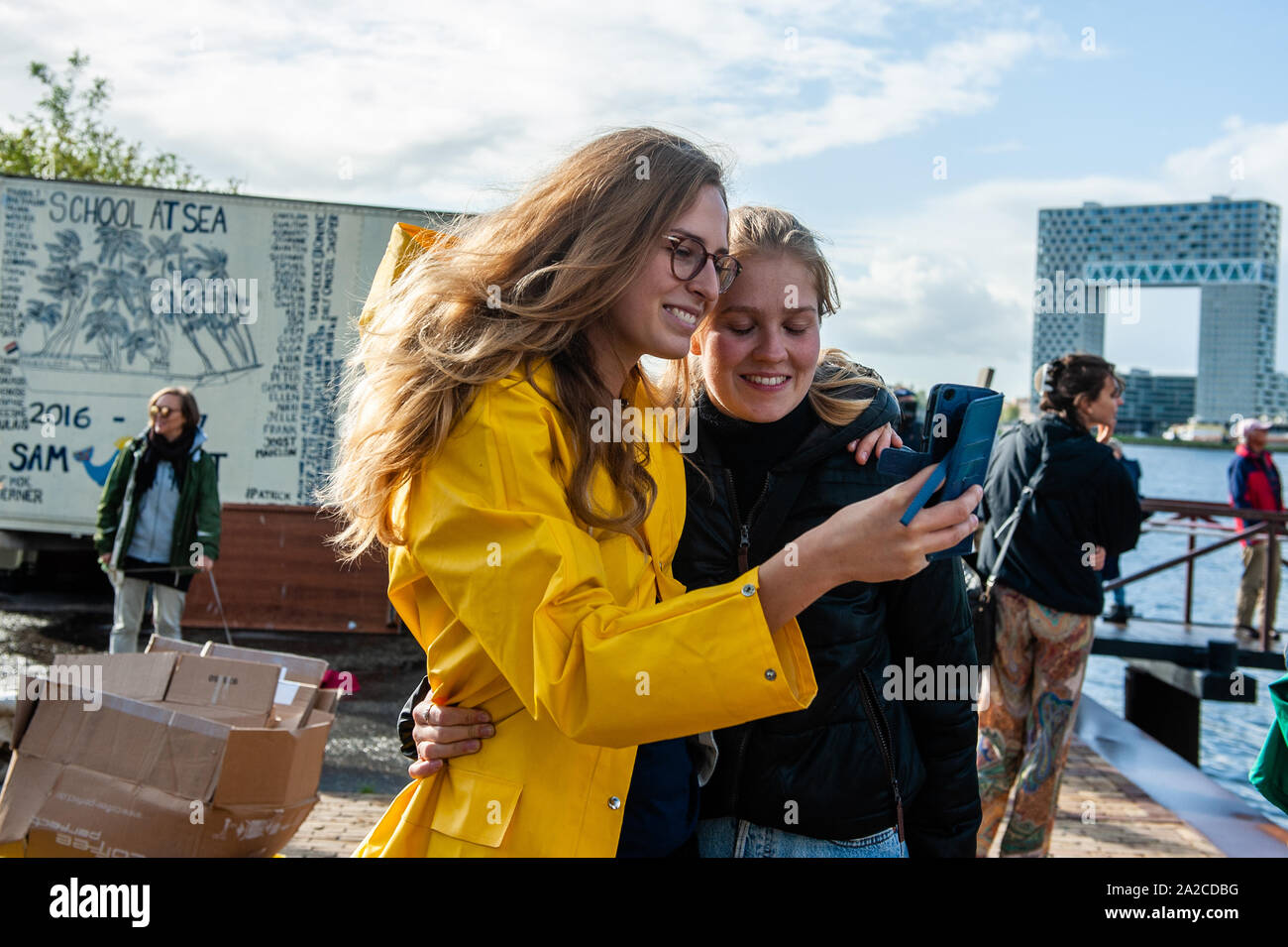 Amsterdam, Pays-Bas. 09Th Oct, 2019. Un activiste climatique est vu parler avec un ami avant de partir.Dans le quai NDSM à Amsterdam, 36 activistes du climat sont départ pour aller à la Conférence des Nations Unies sur le climat à Santiago, Chili. Entre eux, il n'y a Anuna de Weber, qui est l'organisateur de la grève du climat en Belgique et d'Adélaïde Charlier, coordonnateur d'expression française pour le programme Jeunesse pour l'climat" le mouvement. Credit : SOPA/Alamy Images Limited Live News Banque D'Images