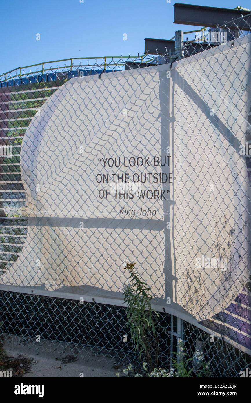 Clôtures cacher le site de la nouvelle Tom Patterson Theatre. La citation "Vous regarder mais à l'extérieur de ce travail' est le roi Jean de Shakespeare, Acte 5. Banque D'Images