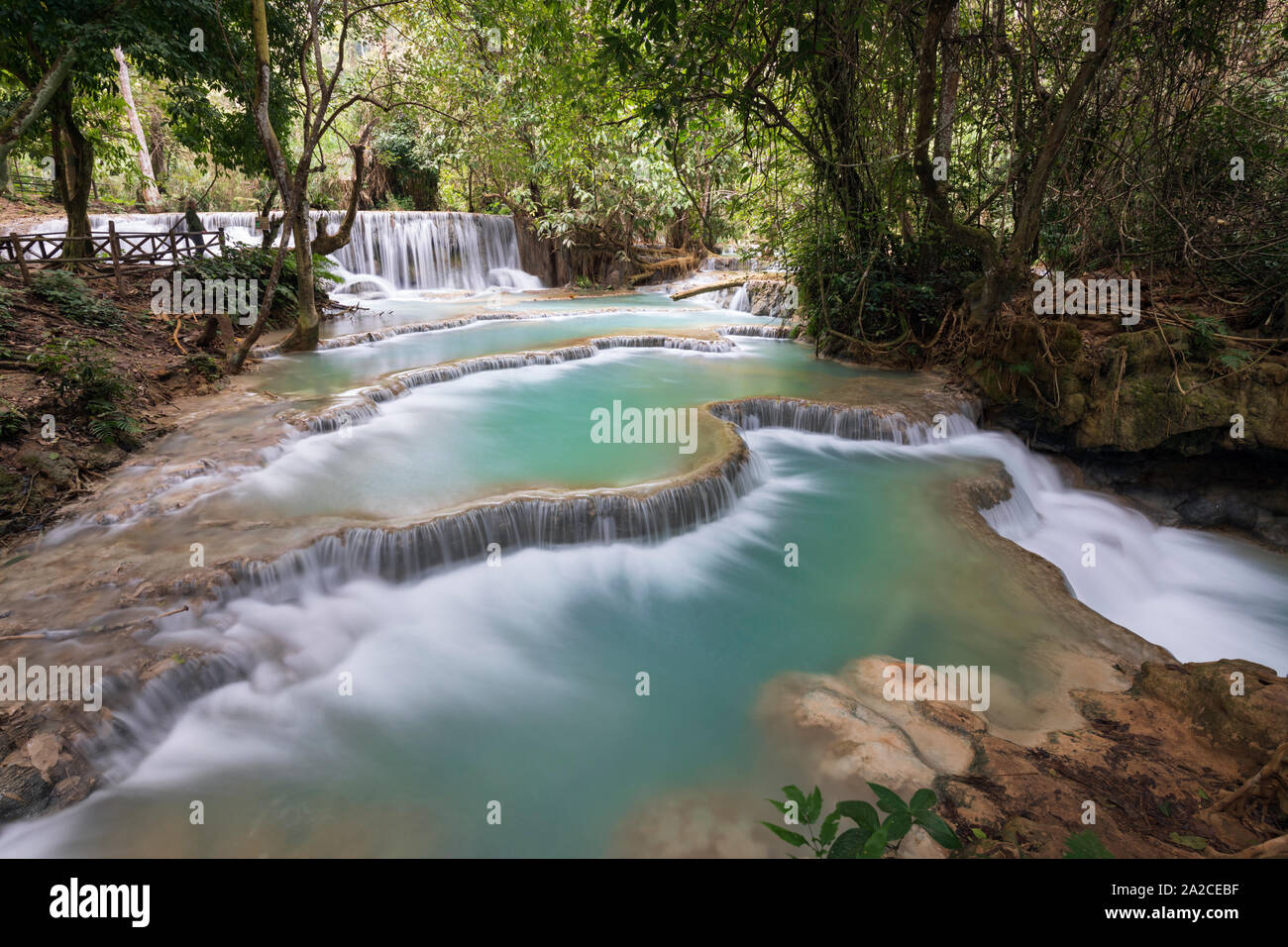 Des cascades et des formations calcaires avec de l'eau dans des bassins d'eau turquoise en cascade au Tat Kuang Si, Luang Prabang, Laos, Nord du Laos, L Banque D'Images