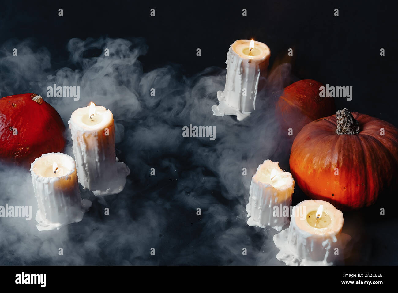 Citrouille Halloween sur fond sombre illuminé avec des bougies. Jack O lanternes. Trick or Treat. Banque D'Images