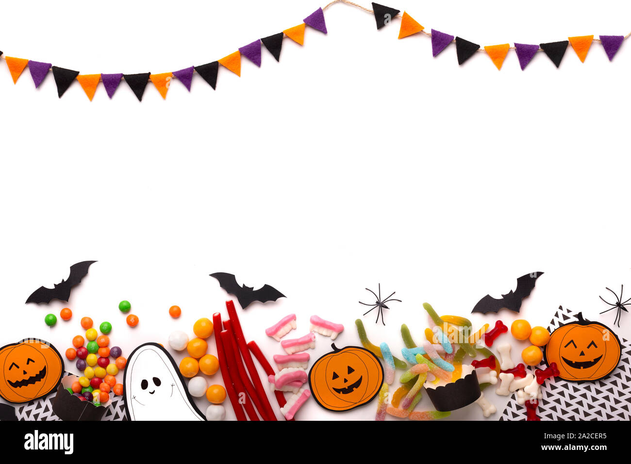 Happy Halloween bonbons avec décorations de papier et copy space Banque D'Images