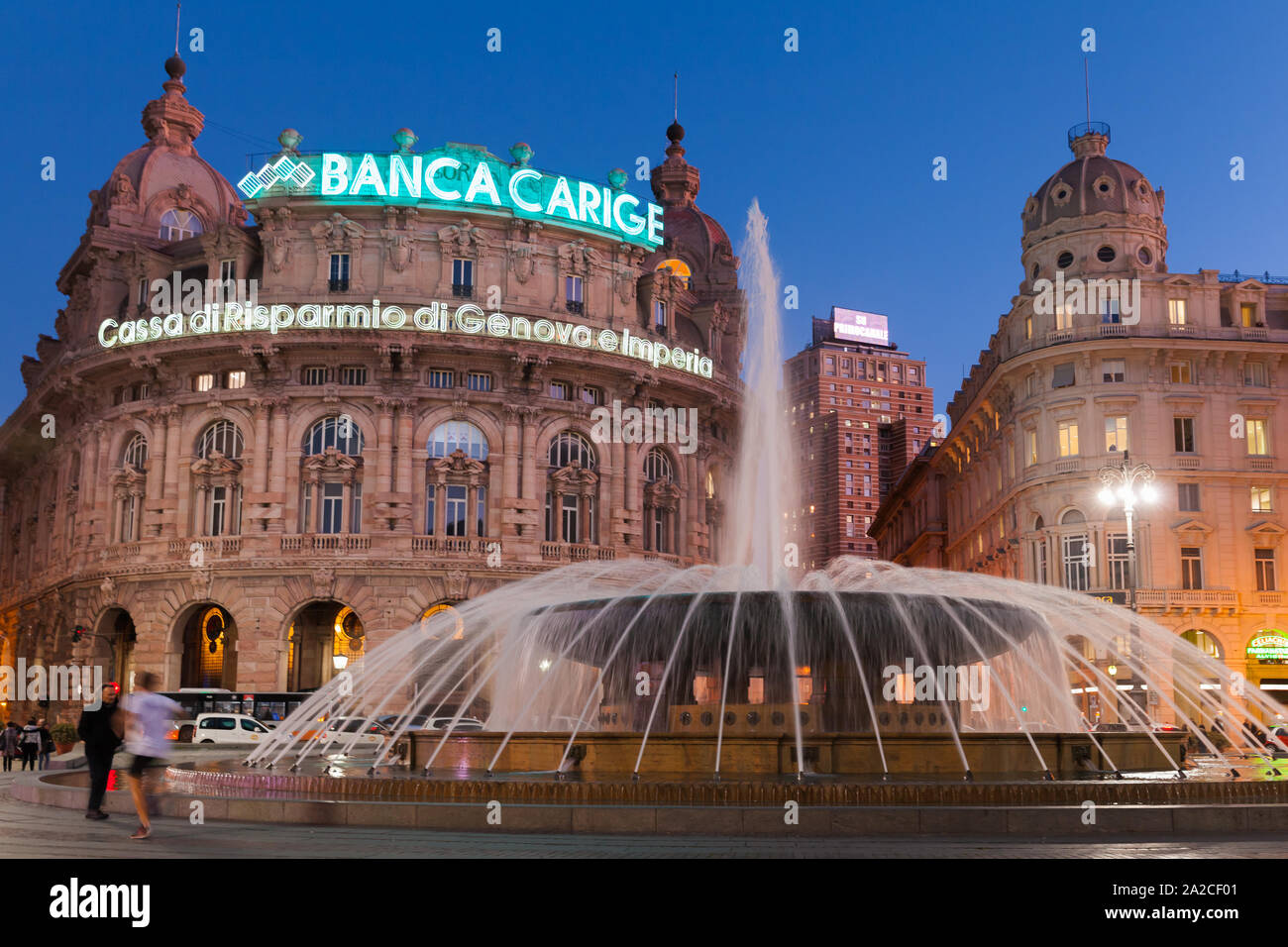Genova, Italie - le 17 janvier 2018 : vue de la nuit de la fontaine à la place de Ferrari à Genova, gens ordinaires à pied la rue Banque D'Images