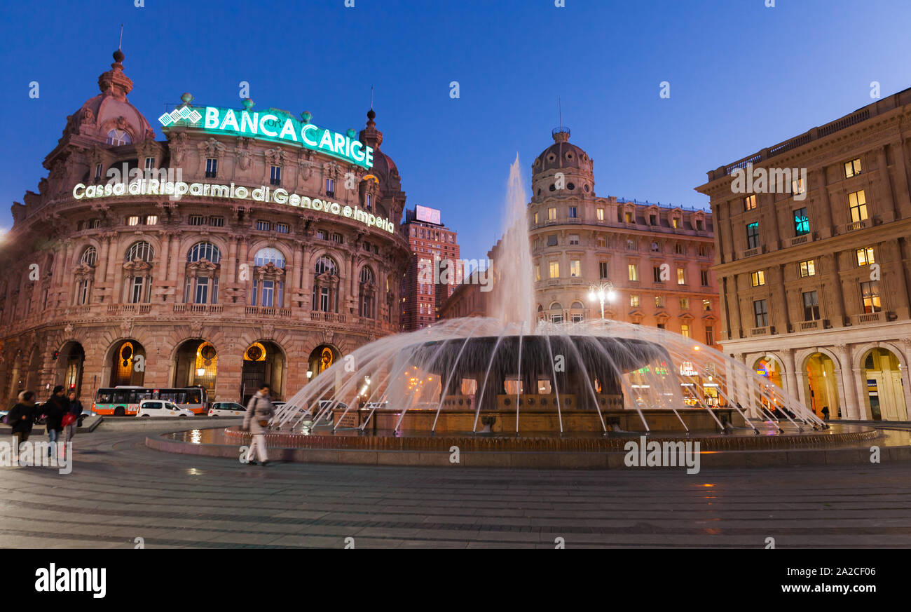 Genova, Italie - le 17 janvier 2018 : vue de la nuit de Gênes. La fontaine de la Piazza De Ferrari, les gens ordinaires à pied la rue Banque D'Images