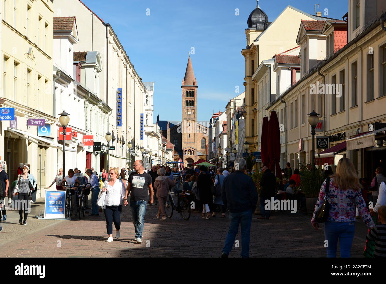 Un dimanche ensoleillé dans rue Brandenburger. Potsdam. Allemagne Banque D'Images