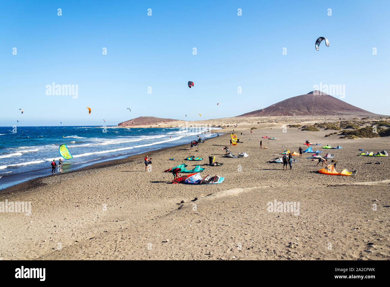 EL Medano, ESPAGNE - 7 juillet 2019 : le surf, le kitesurf et la planche à voile sur la plage de Playa de Leocadio Machado en Granadilla de Abona municipalité Banque D'Images