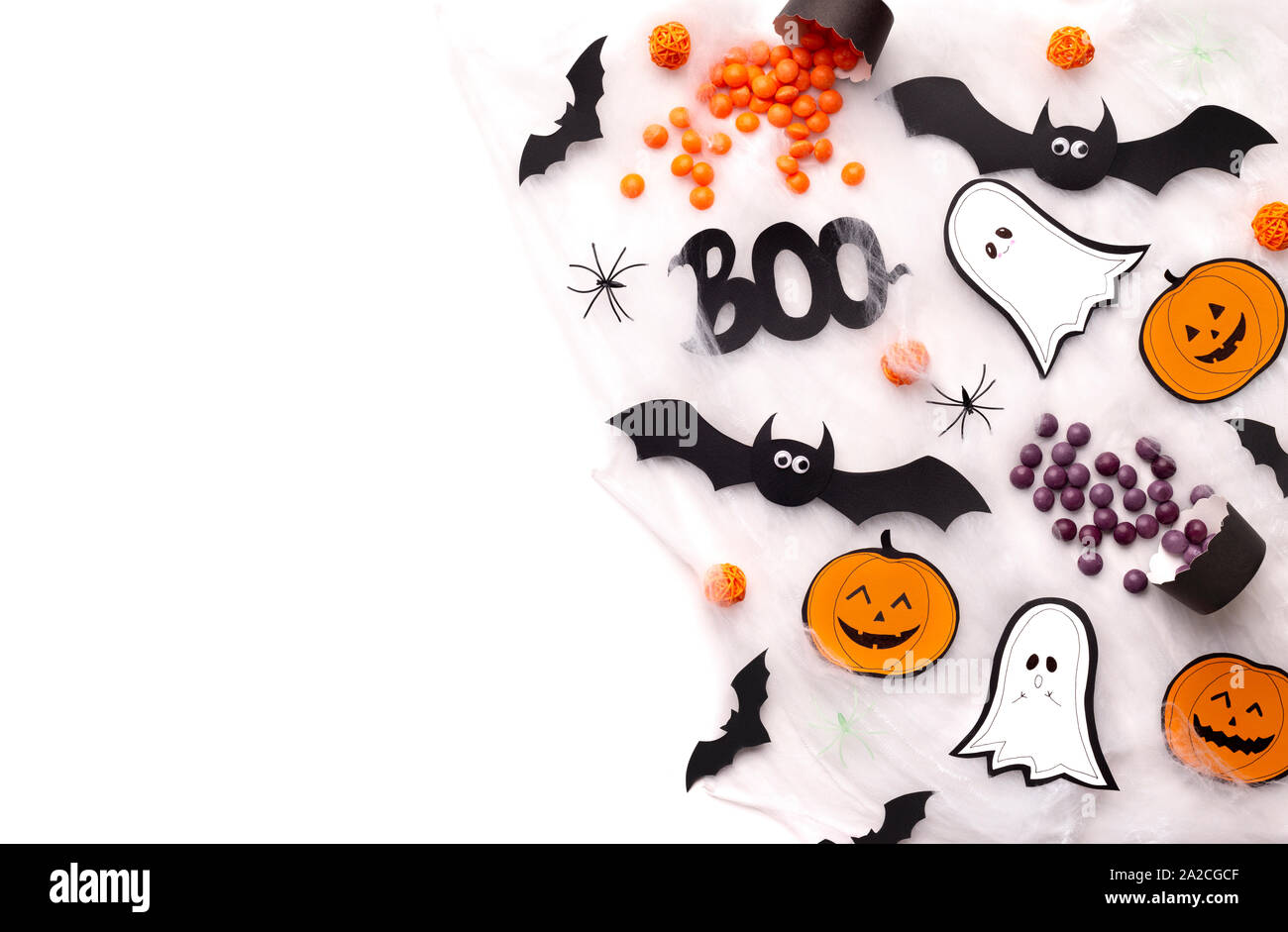 Fond d'Halloween avec des silhouettes de créatifs sur blanc Banque D'Images