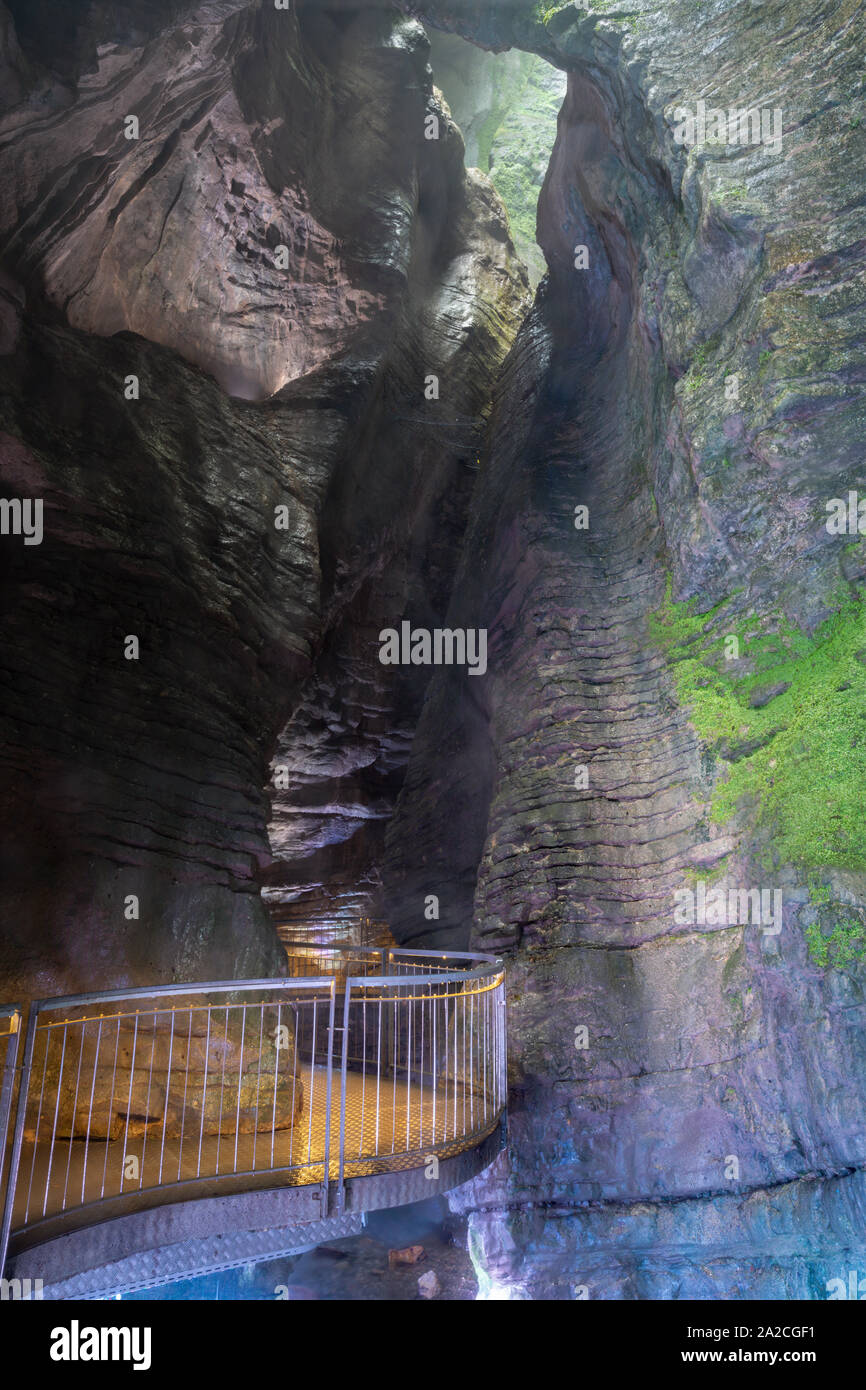 RIVA DEL GARDA, ITALIE - juin 7, 2019 : La chute d'eau dans cave Cascata Varone près de la Riva del Garda et le lac Lago di Garda. Banque D'Images