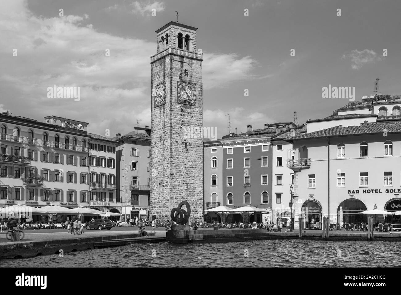 RIVA DEL GARDA, ITALIE - Le 6 juin 2019 : le port et la tour Torre Apponale. Banque D'Images